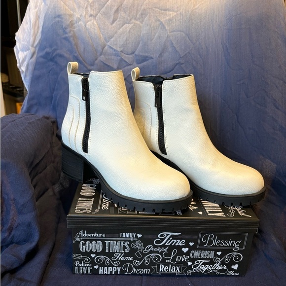 MIA Lug Sole Booties - EUC - Size 8 - Picture 3 of 6